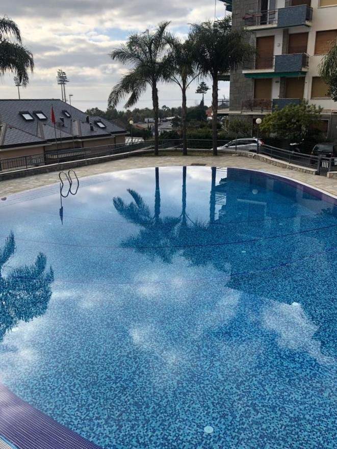 Sanremo, zona Foce, in contesto residenziale, bilocale con piscina e box auto
