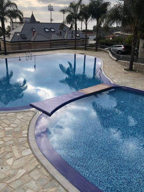 Sanremo, zona Foce, in contesto residenziale, bilocale con piscina e box auto