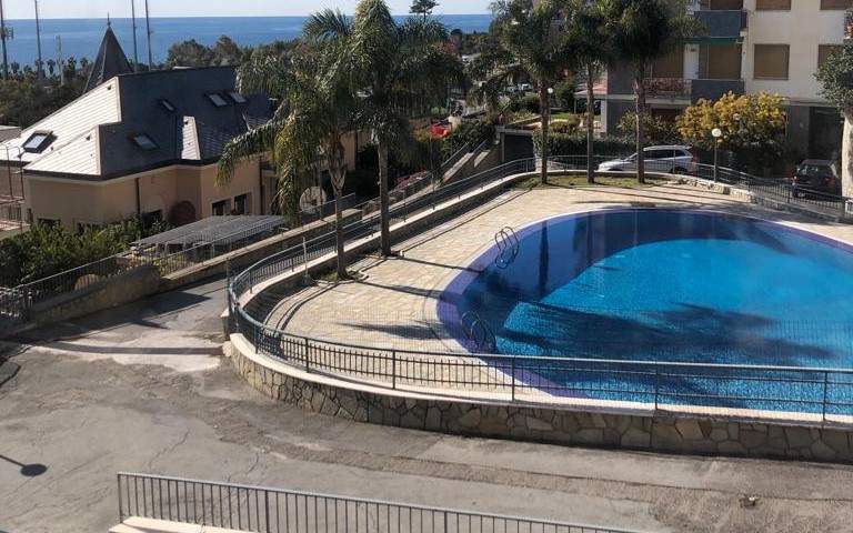 Sanremo, zona Foce, in contesto residenziale, bilocale con piscina e box auto