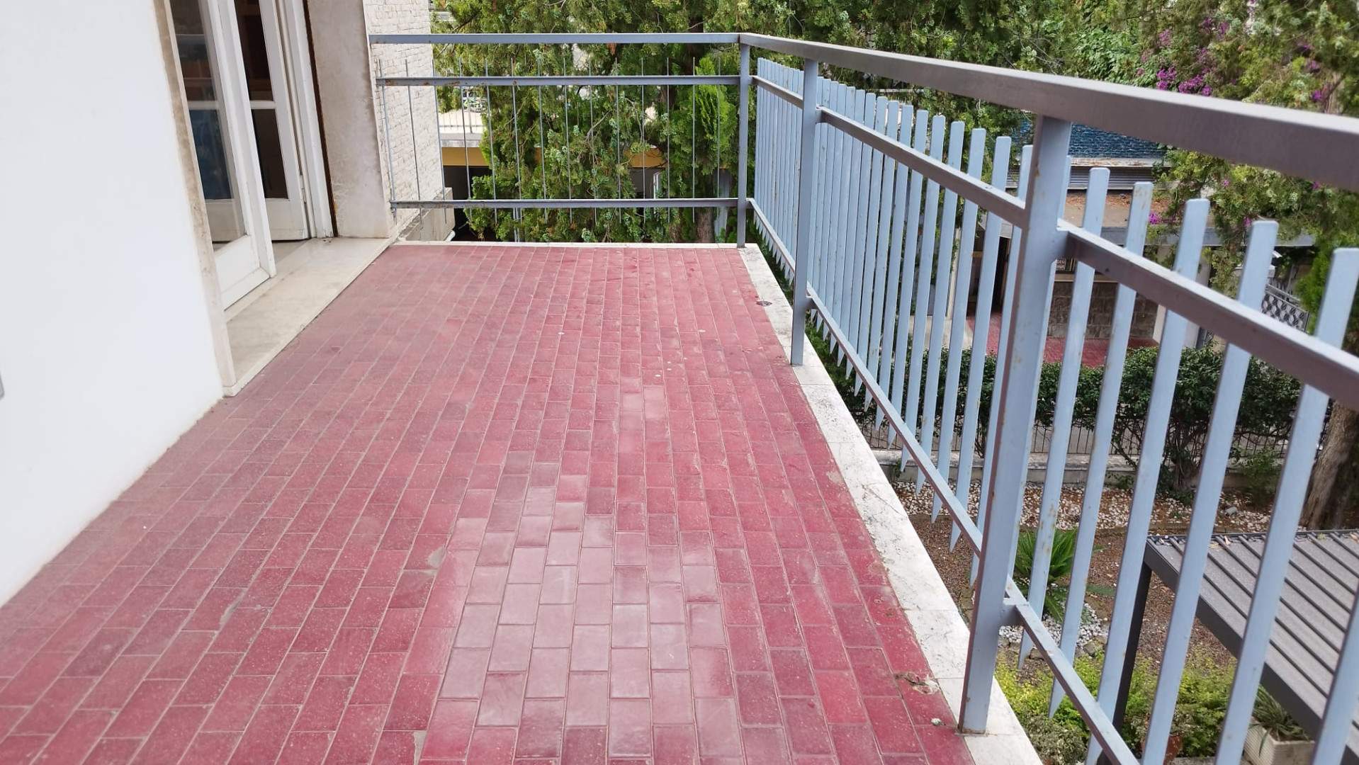 Sanremo, zona Foce, in contesto residenziale, bilocale con piscina e box auto