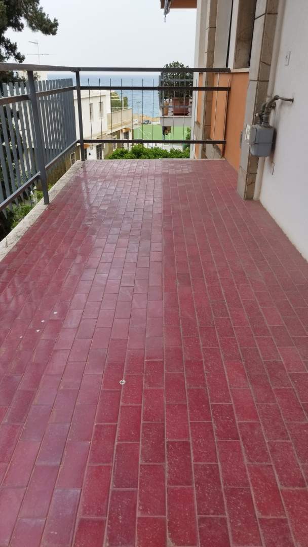 Sanremo, zona Foce, in contesto residenziale, bilocale con piscina e box auto