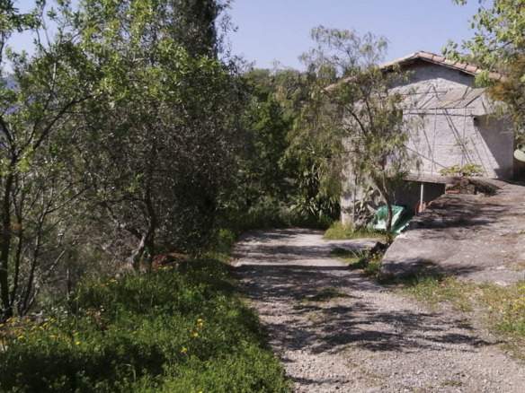 Luvaira, vallata di San Biagio della Cima, terreno di 7.900mq con fabbricato rurale di 90mq