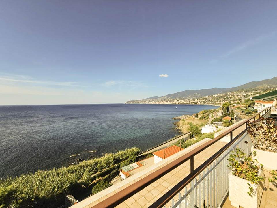 Sanremo: Attico di Lusso Fronte Mare con Terrazza
