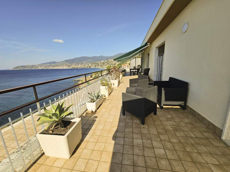 Sanremo: Attico di Lusso Fronte Mare con Terrazza