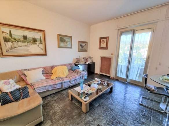 Sanremo, zona collinare, Strada Capinera, quadrilocale con cantina e posto auto coperto