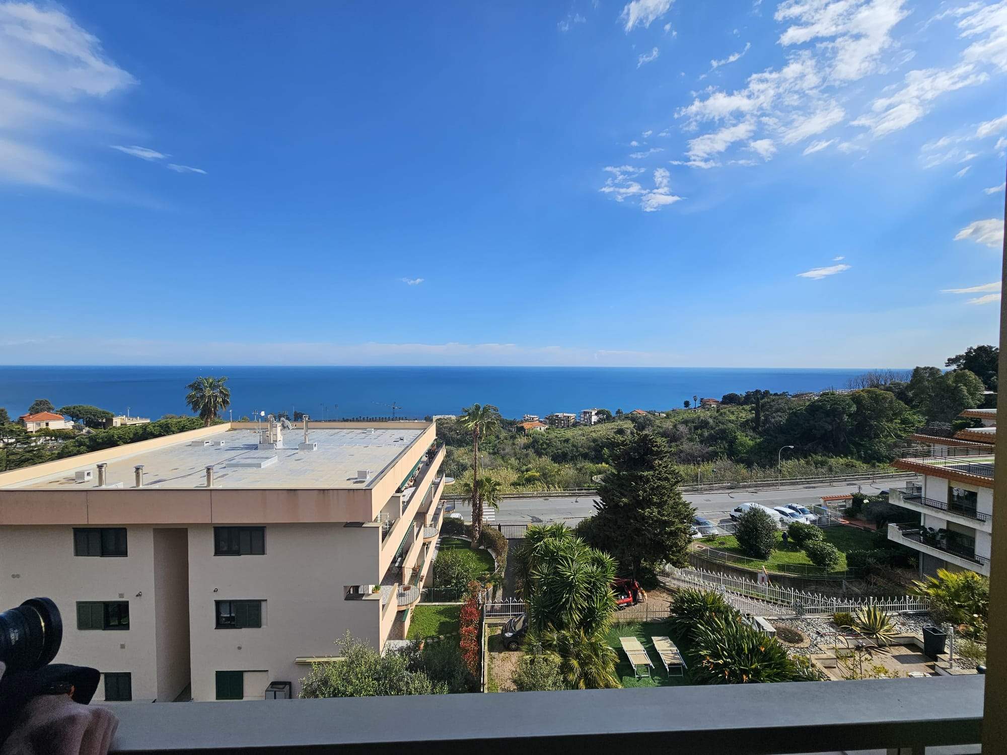 Vendita Monolocale a Sanremo con splendida vista mare, piscina e box auto.