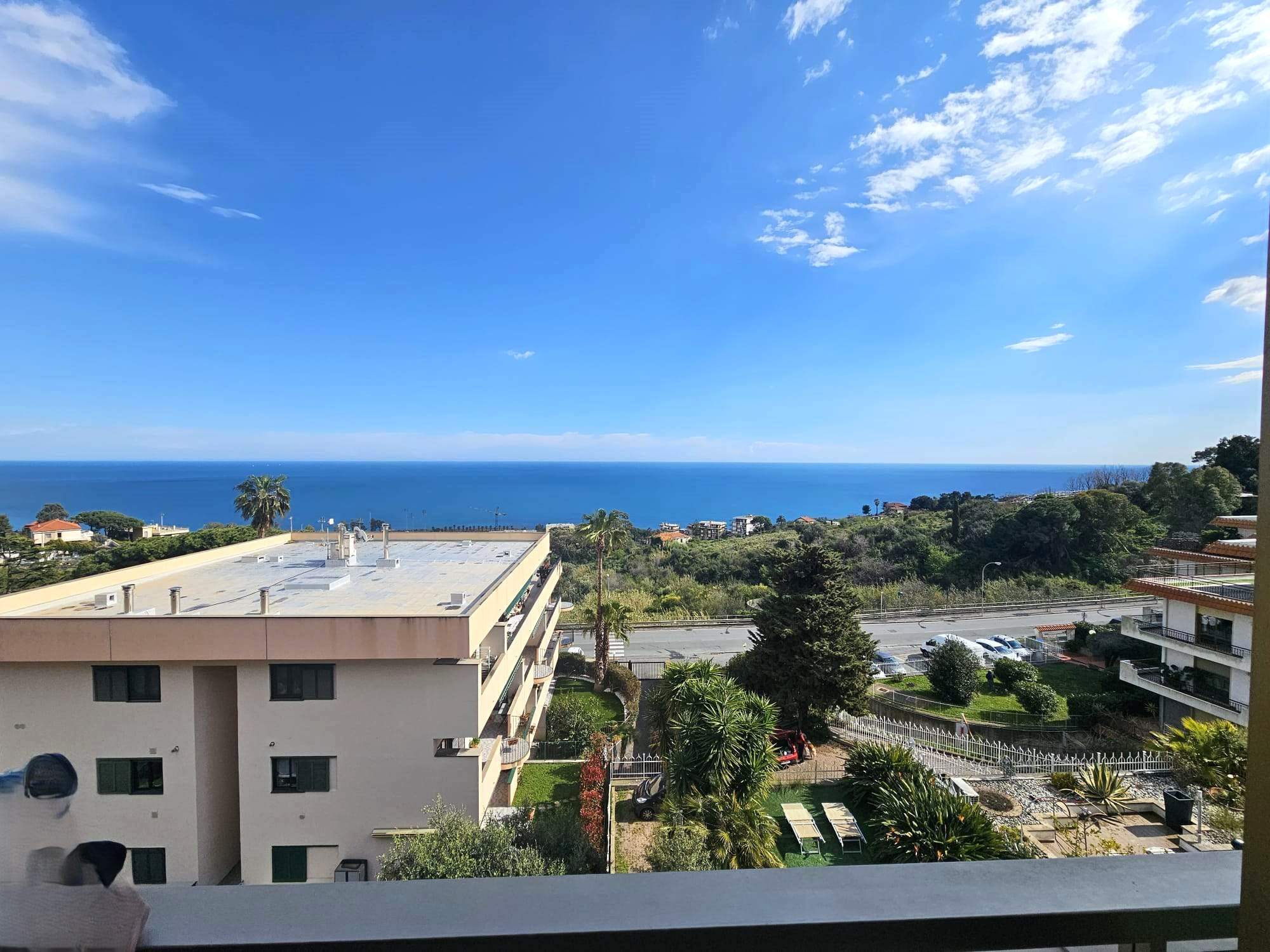 Vendita Monolocale a Sanremo con splendida vista mare, piscina e box auto.