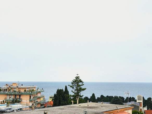 Sanremo, attico in casa indipendente in zona Foce / Solaro, con vista mare e terrazza perimetrale