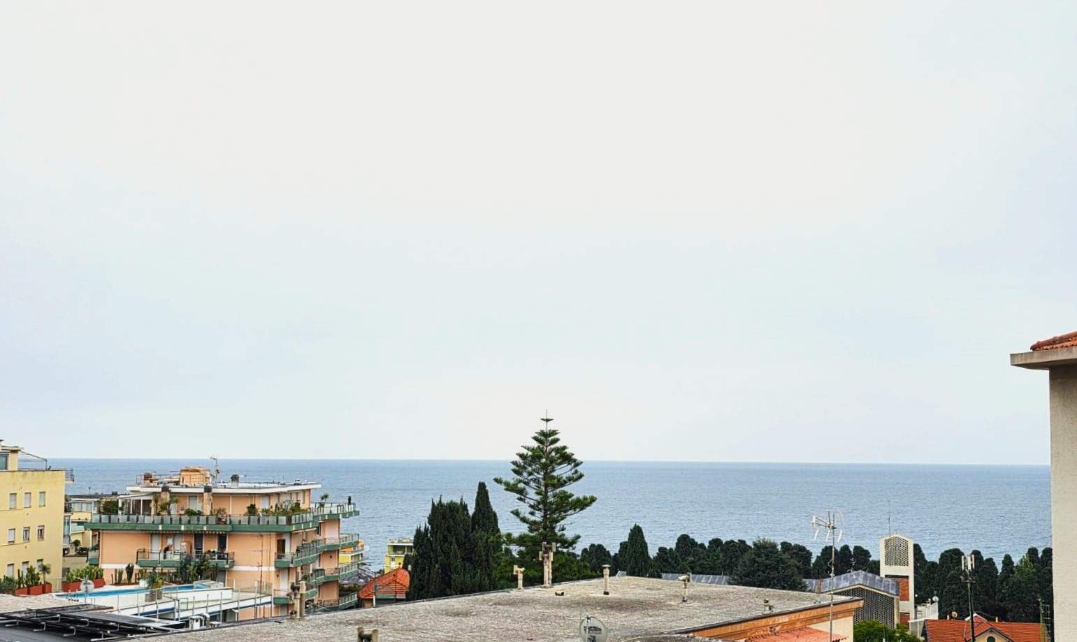 WhatsApp Image 2026-01-26 at 15.45.56 (2) Sanremo, attico in casa indipendente in zona Foce / Solaro, con vista mare e terrazza perimetrale