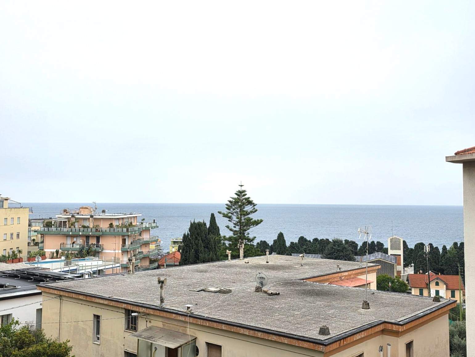 Sanremo, attico in casa indipendente in zona Foce / Solaro, con vista mare e terrazza perimetrale