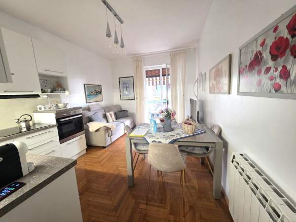 Sanremo, Via Padre Semeria – Bilocale ristrutturato con terrazzo vivibile, vista mare e vista verde