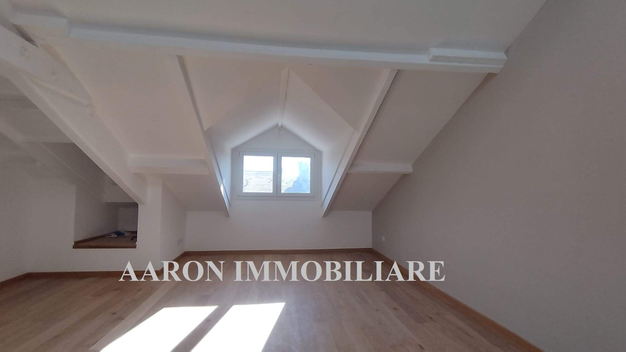 Sanremo, trilocale centralissimo, mansardato, ristrutturato.