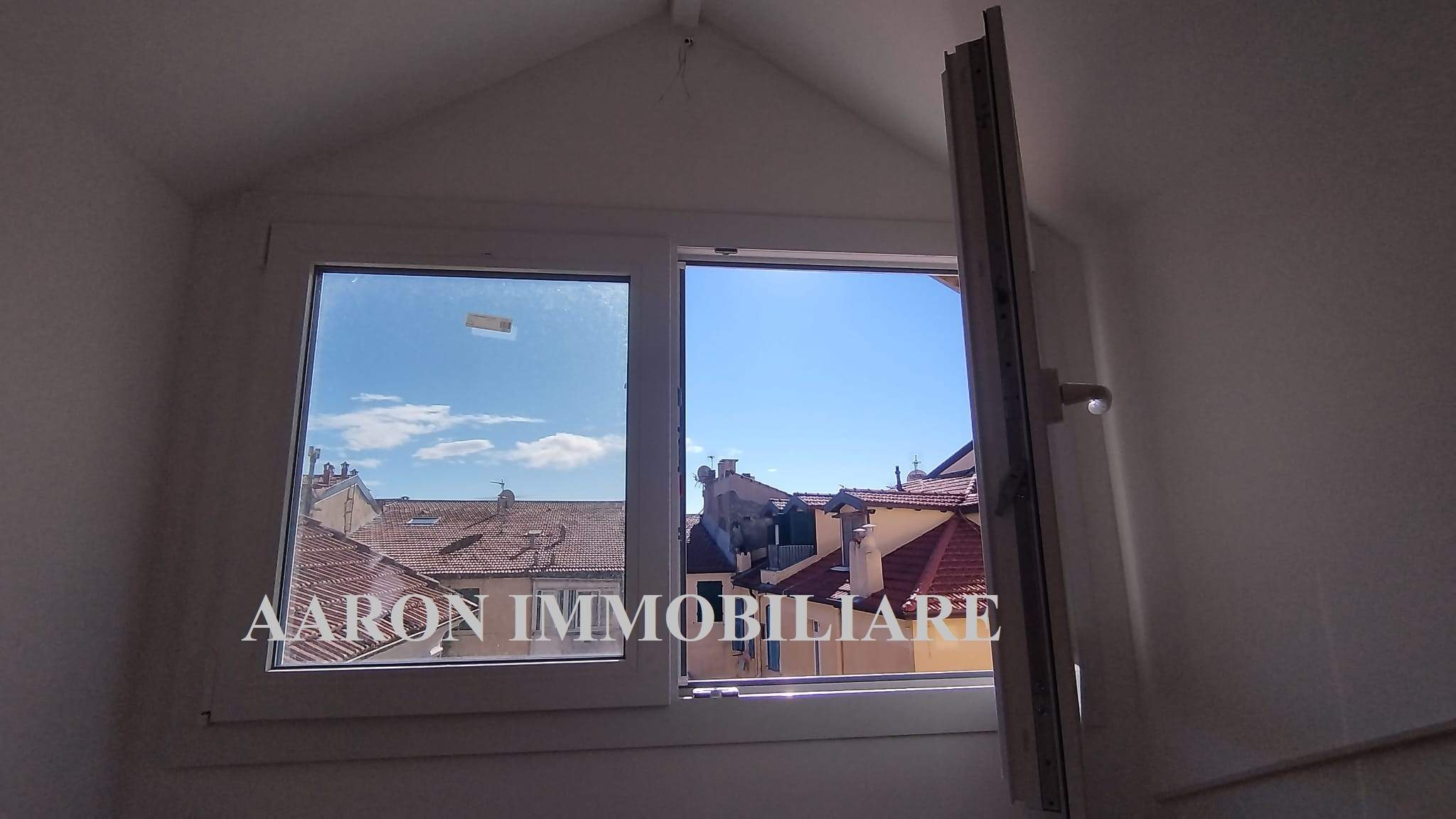 Sanremo, trilocale centralissimo, mansardato, ristrutturato.