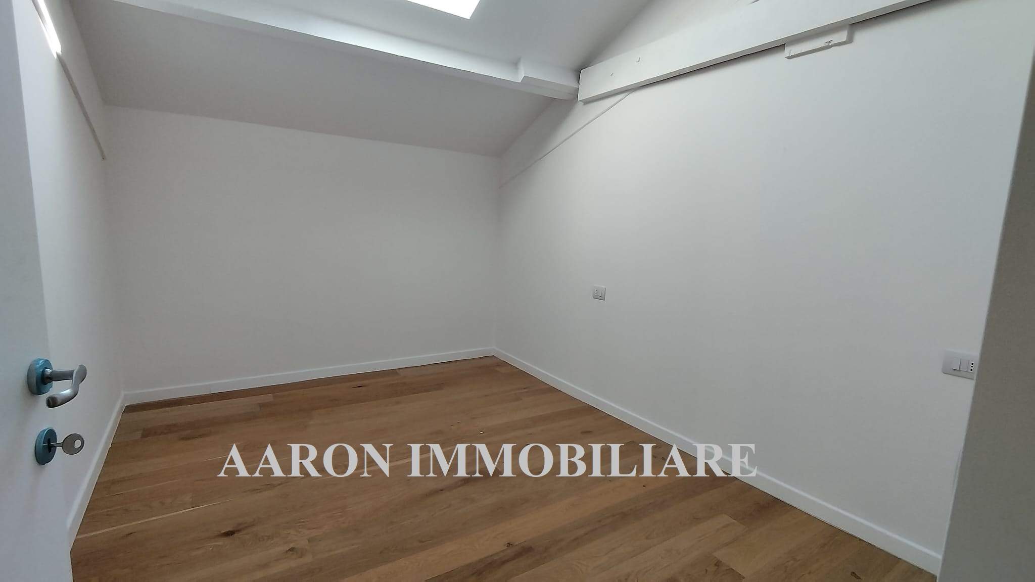 Sanremo, centralissimo, trilocale duplex su due livelli, ristrutturato.