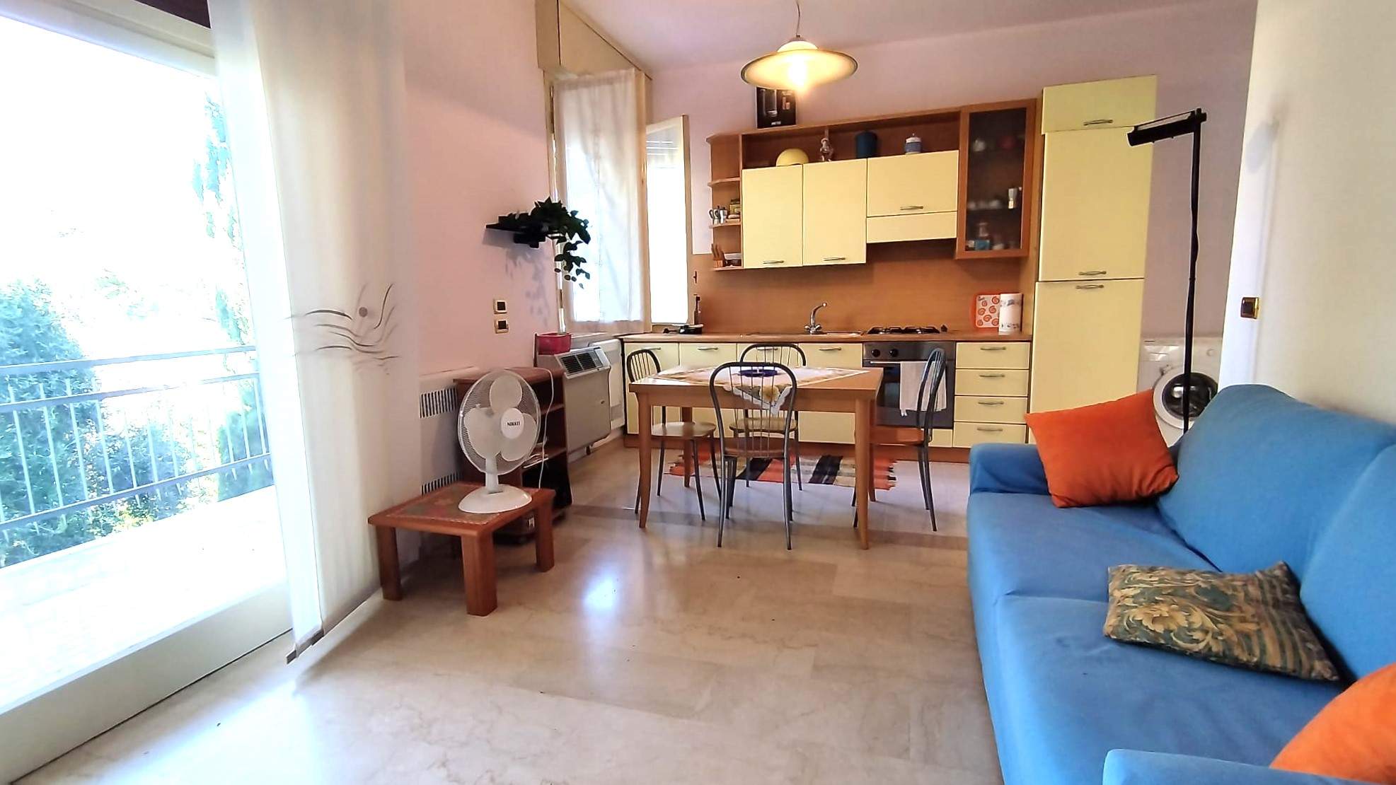 Sanremo, zona Foce, in contesto residenziale, bilocale con piscina e box auto