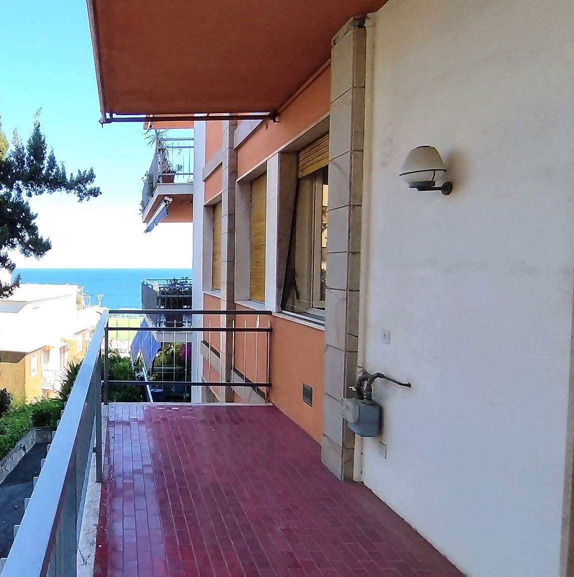 Sanremo, zona Foce, in contesto residenziale, bilocale con piscina e box auto