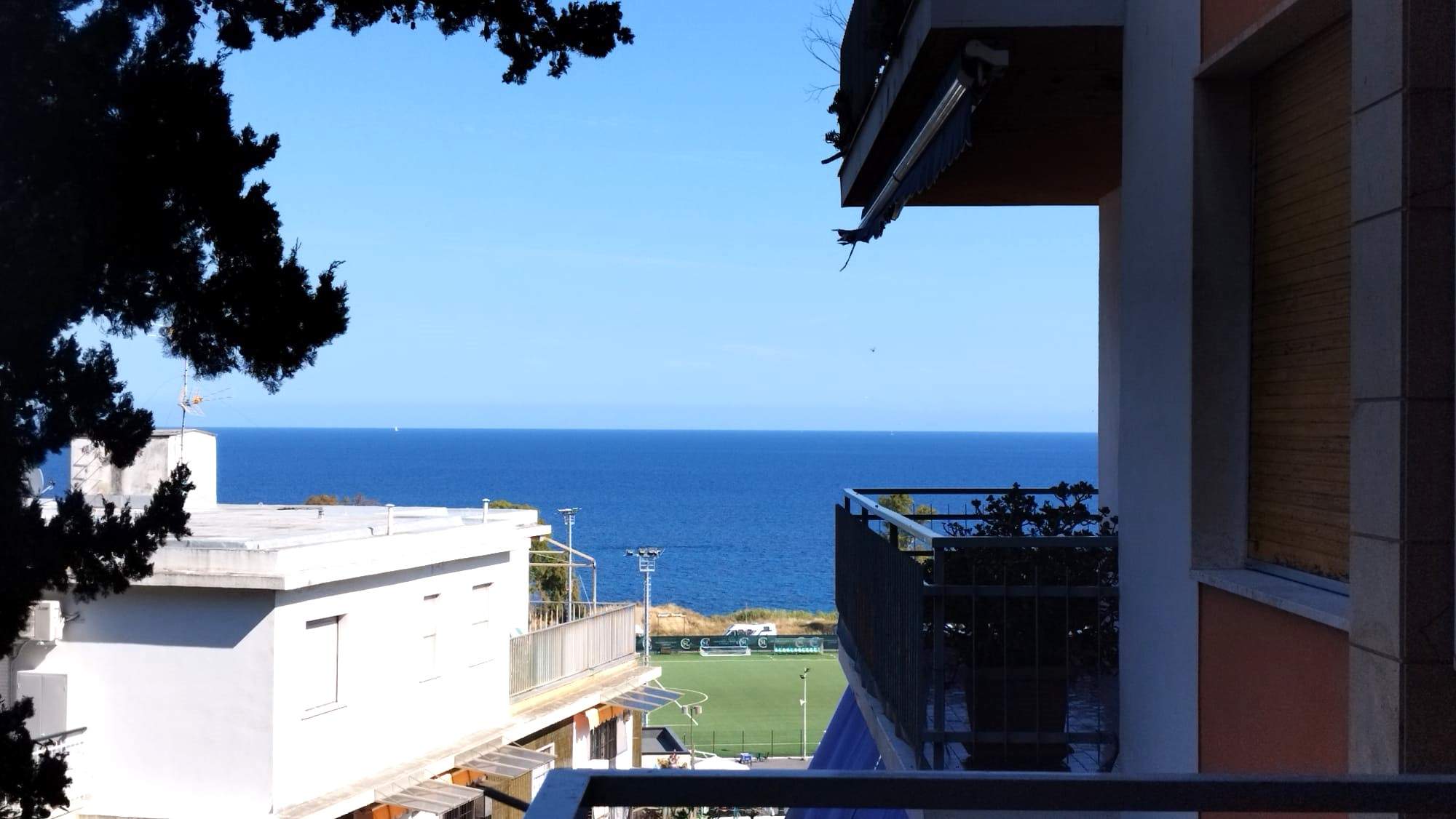 Sanremo, zona Foce, in contesto residenziale, bilocale con piscina e box auto