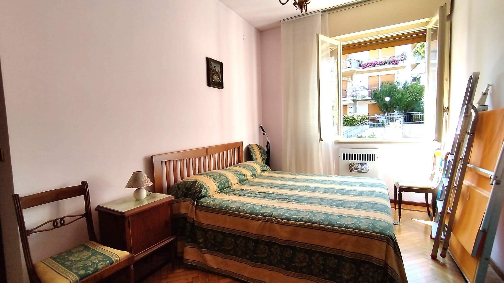 Sanremo, zona Foce, in contesto residenziale, bilocale con piscina e box auto