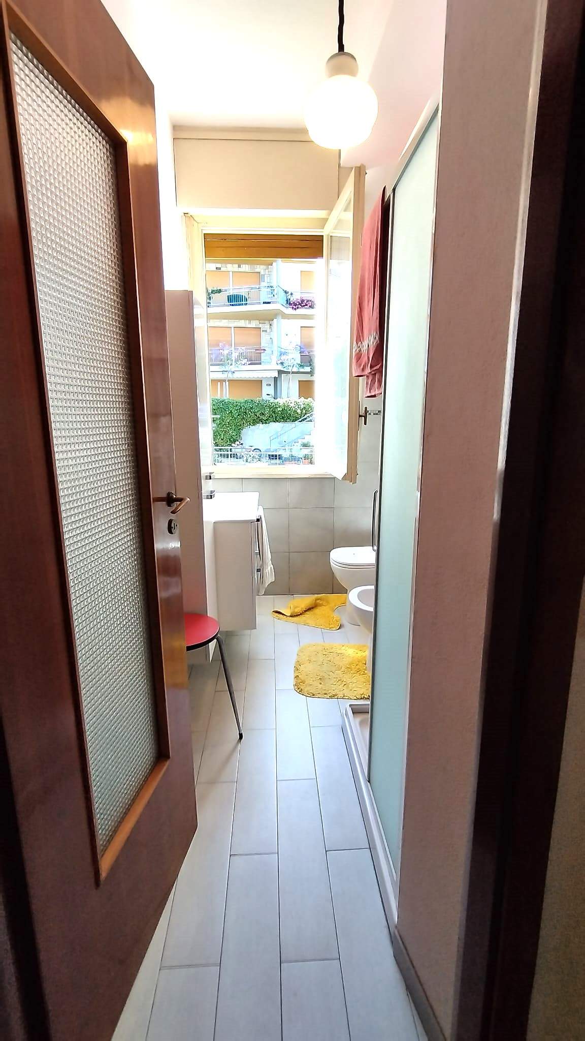 Sanremo, zona Foce, in contesto residenziale, bilocale con piscina e box auto