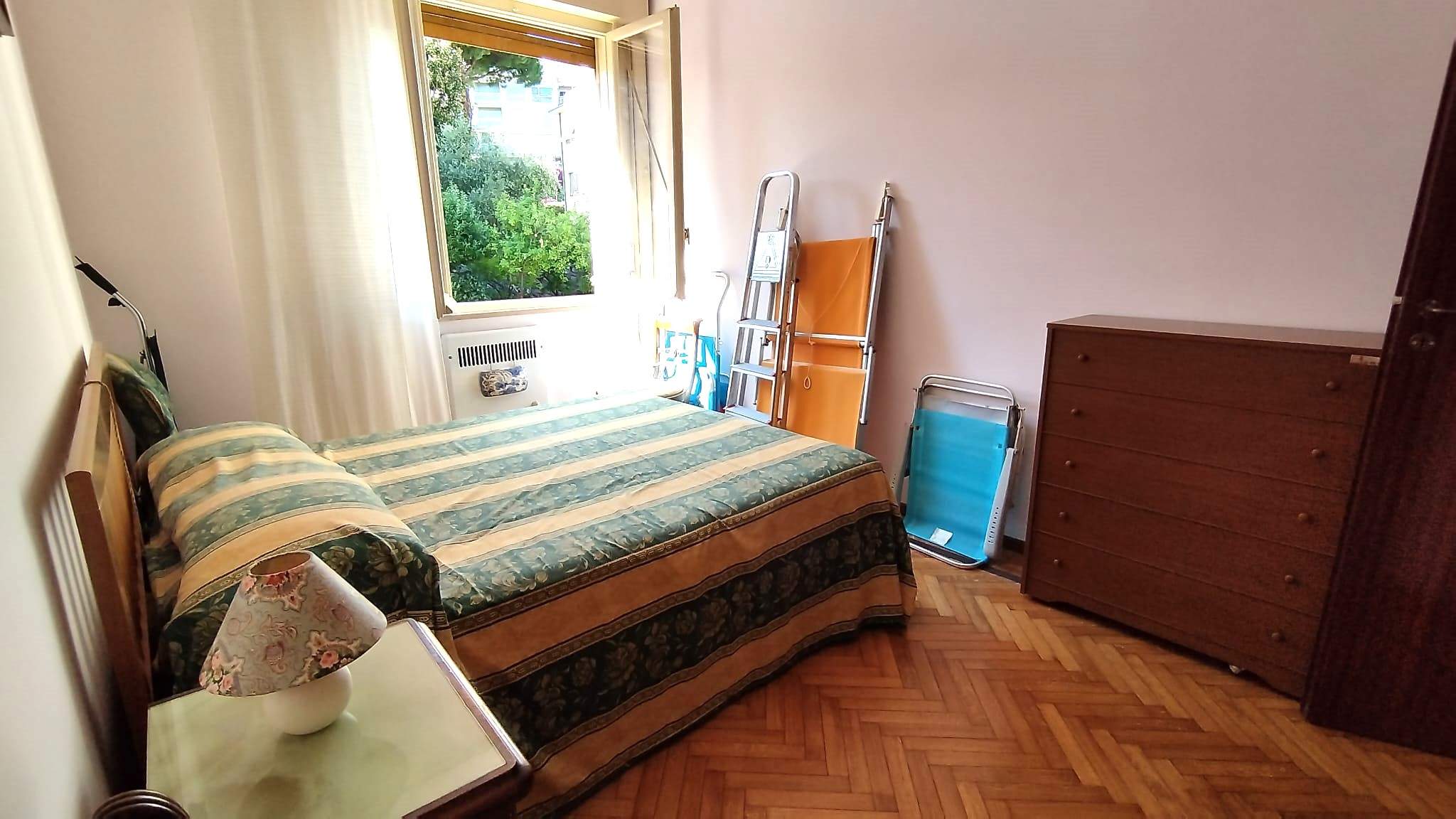 Sanremo, zona Foce, in contesto residenziale, bilocale con piscina e box auto