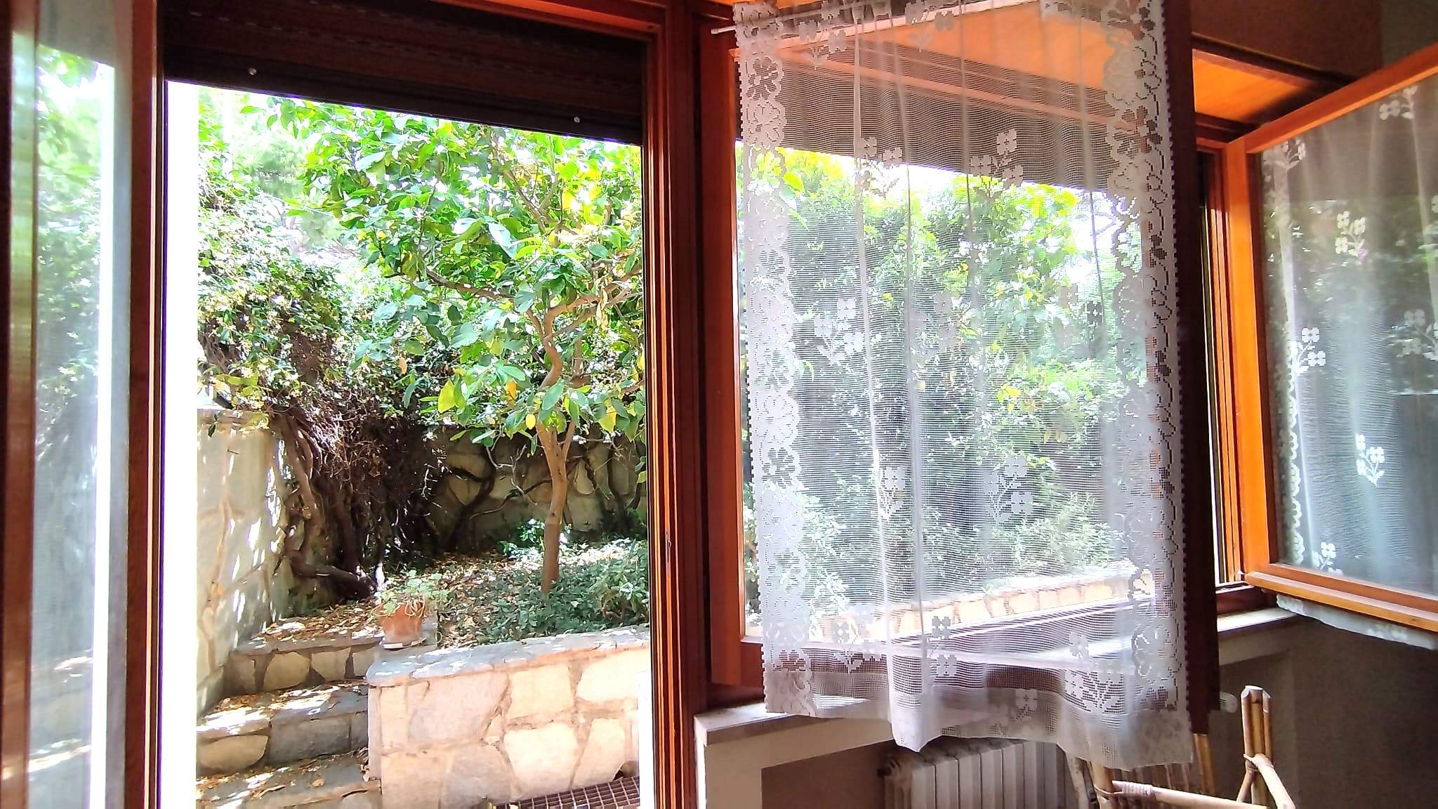 Sanremo, zona Foce, Grazioso Bilocale con Giardino Privato e Box auto