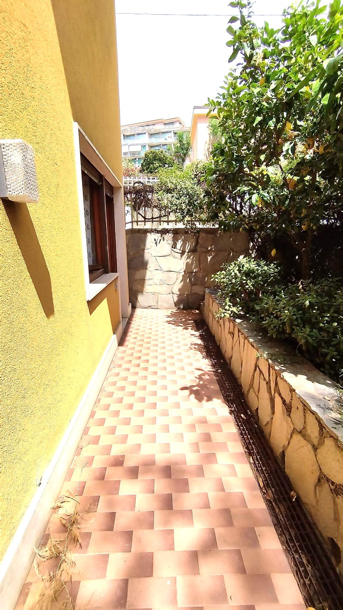Sanremo, zona Foce, Grazioso Bilocale con Giardino Privato e Box auto