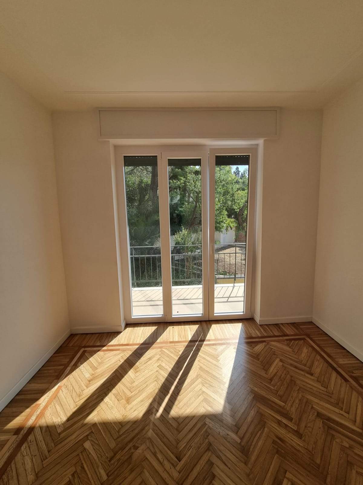 Sanremo, Zona Foce – Trilocale ristrutturato in Corso degli Inglesi (traversa), con balconata e cantina