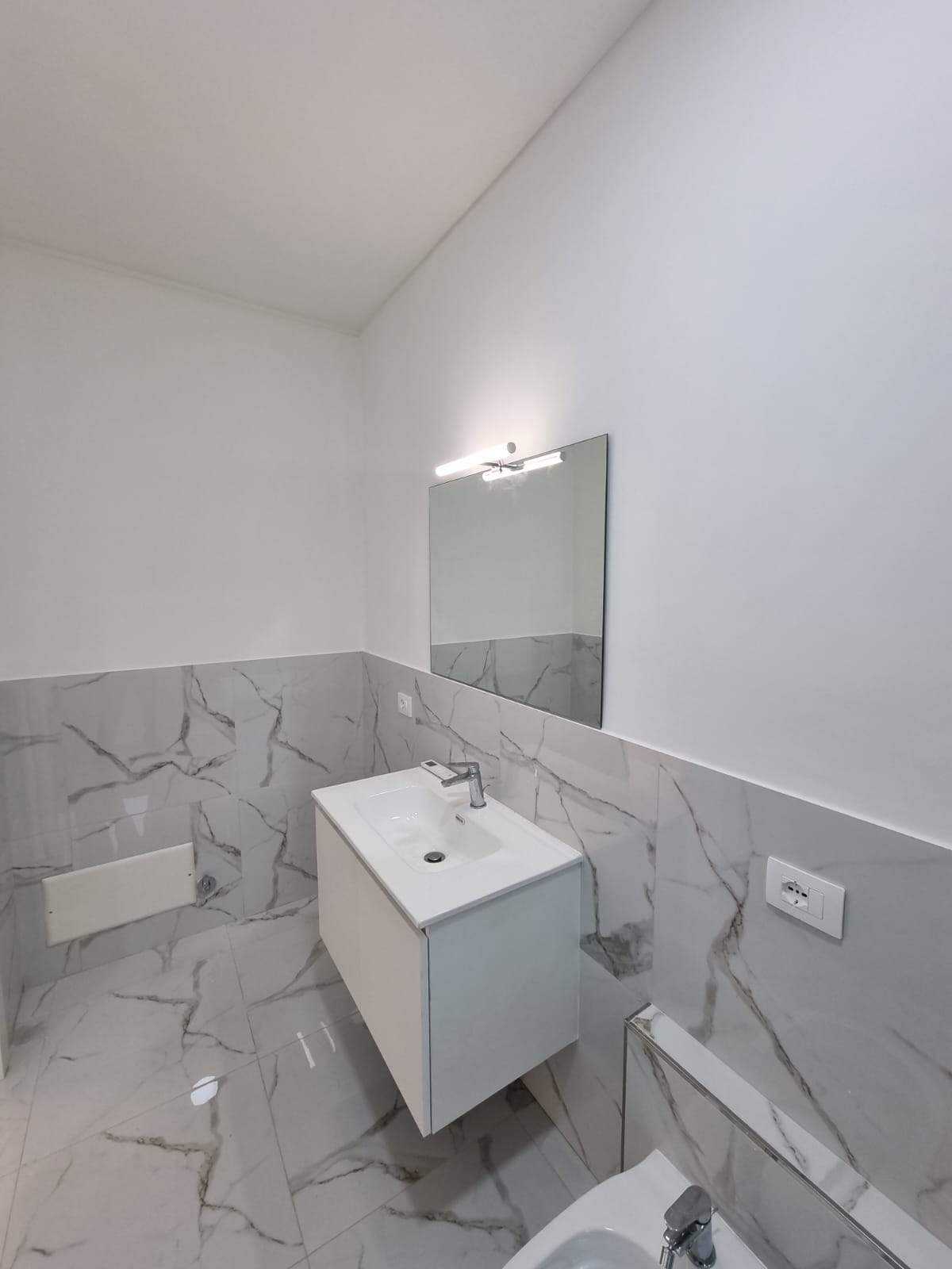 Sanremo, Zona Foce – Trilocale ristrutturato in Corso degli Inglesi (traversa), con balconata e cantina