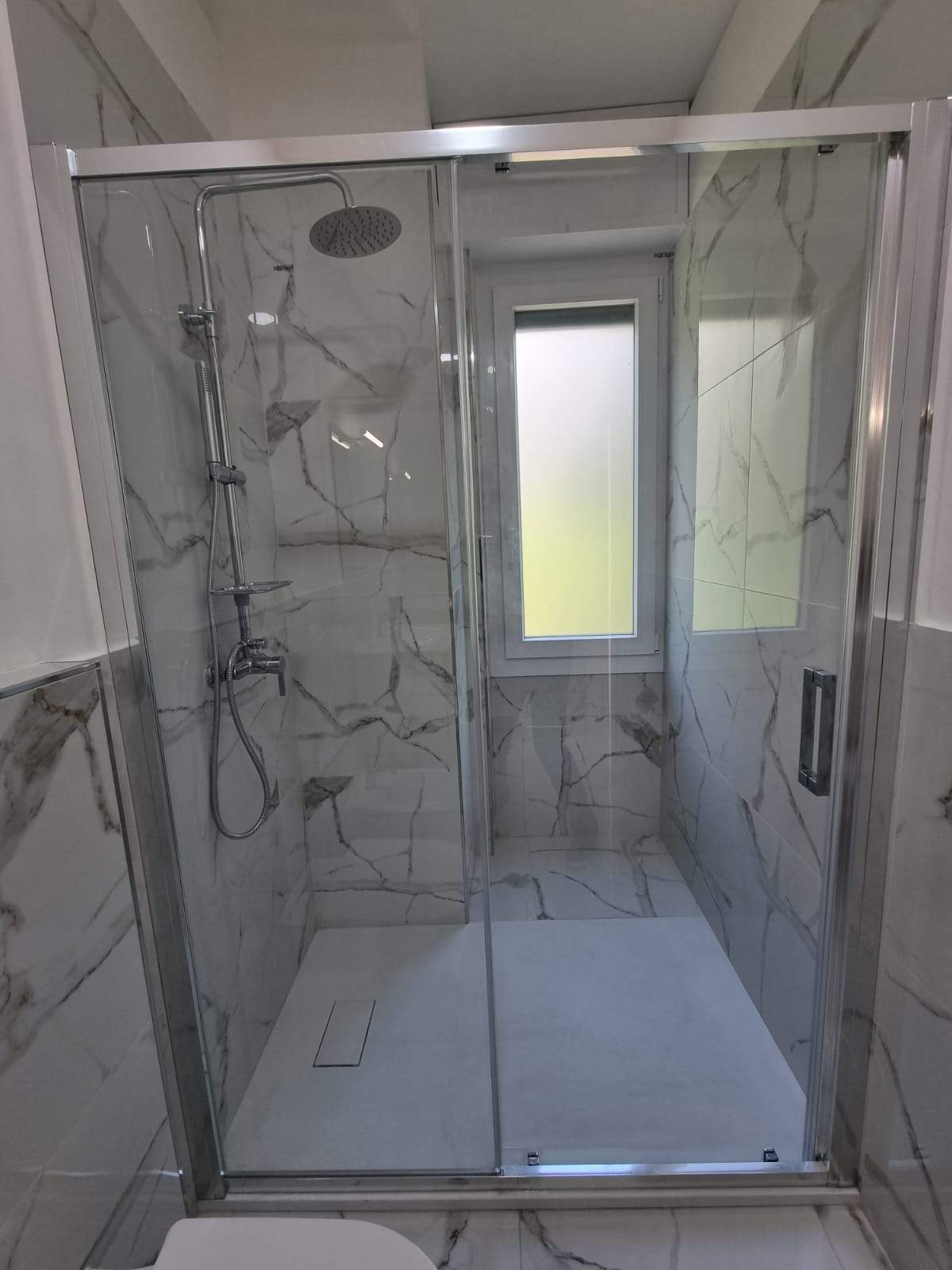 Sanremo, Zona Foce – Trilocale ristrutturato in Corso degli Inglesi (traversa), con balconata e cantina