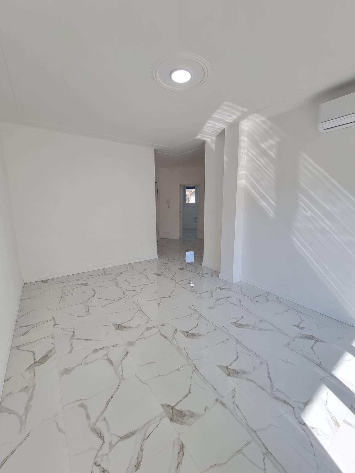 Sanremo, Zona Foce – Trilocale ristrutturato in Corso degli Inglesi (traversa), con balconata e cantina