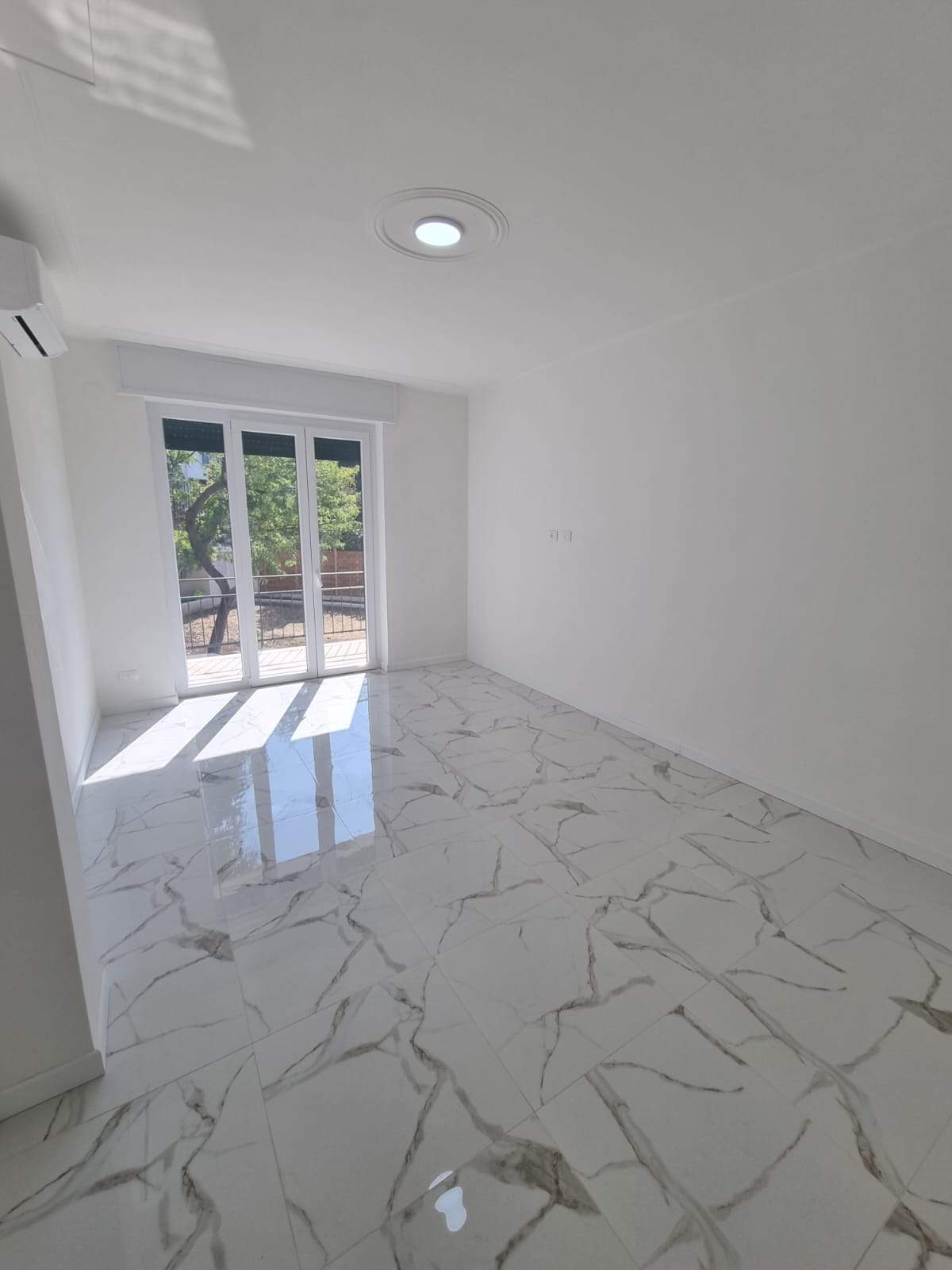 Sanremo, Zona Foce – Trilocale ristrutturato in Corso degli Inglesi (traversa), con balconata e cantina
