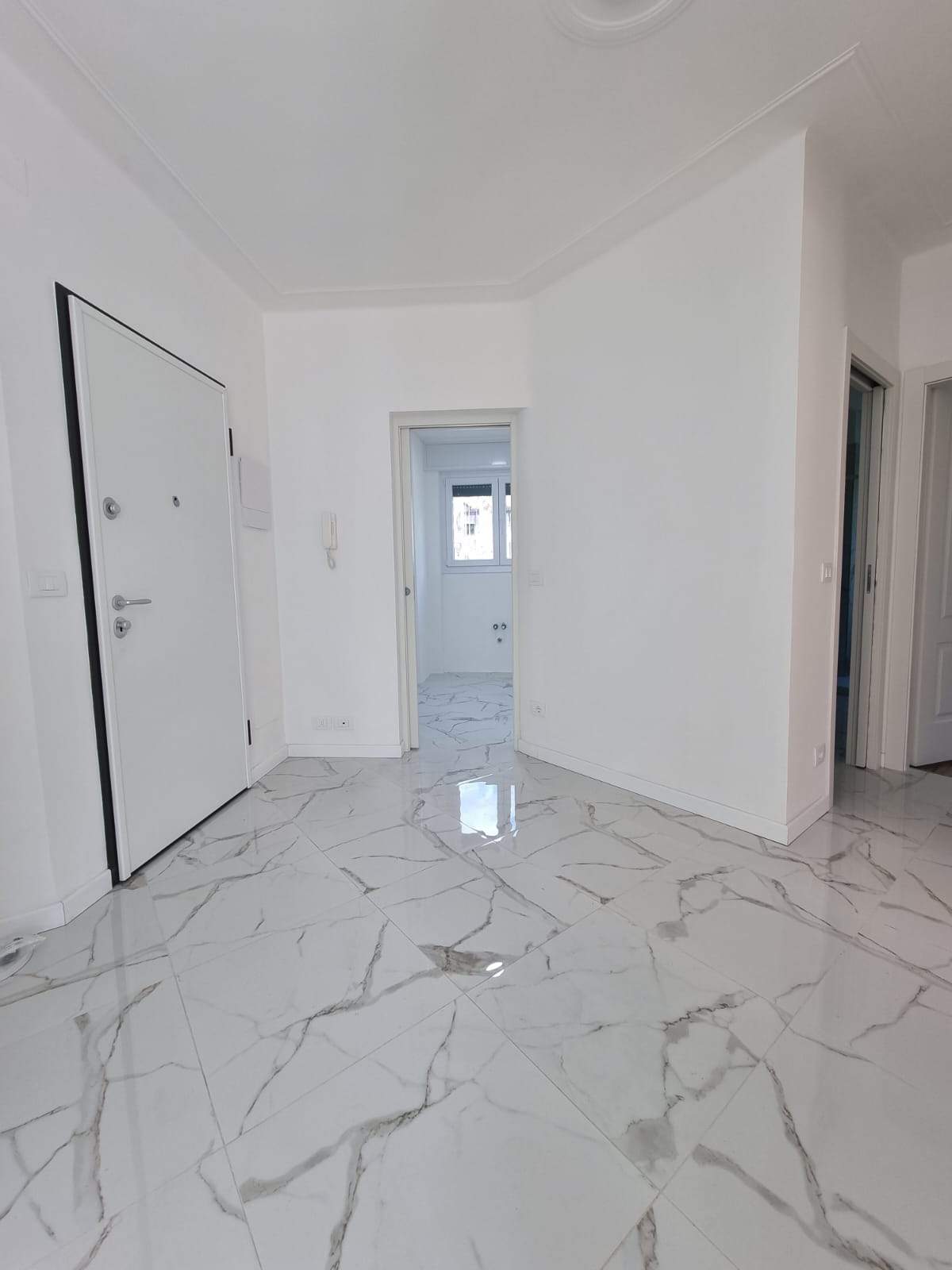 Sanremo, Zona Foce – Trilocale ristrutturato in Corso degli Inglesi (traversa), con balconata e cantina